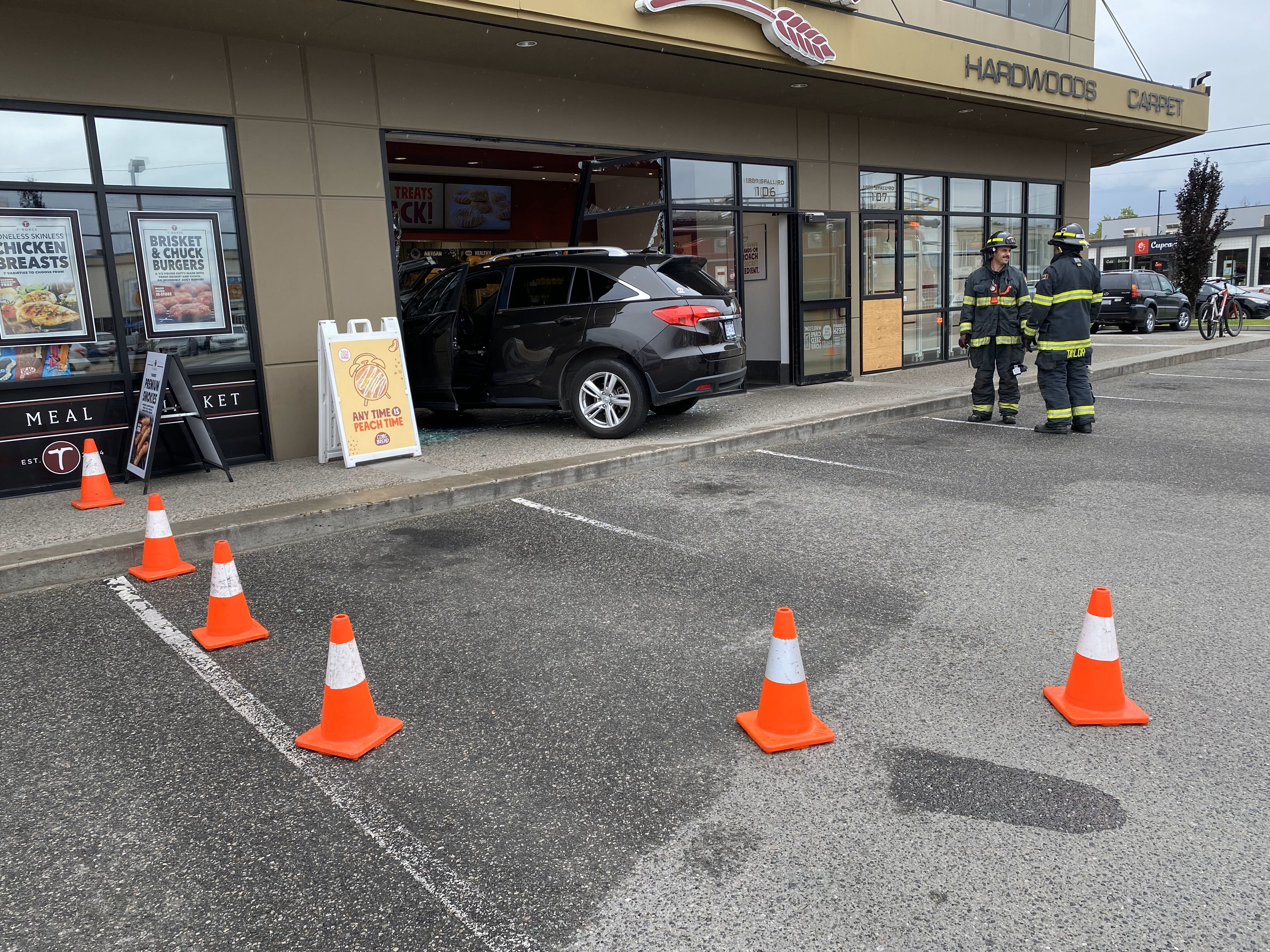 SUV crashes into Kelowna bakery
