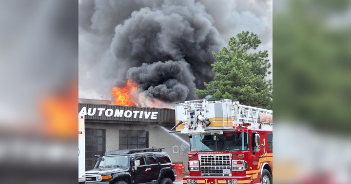 Пожарникарите в Келоуна се борят с пожара до магазин за автомобили