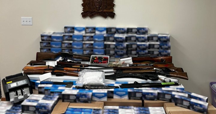Мъж от La Ronge е обвинен след 110 хиляди незаконни цигари, конфискувани оръжия: RCMP