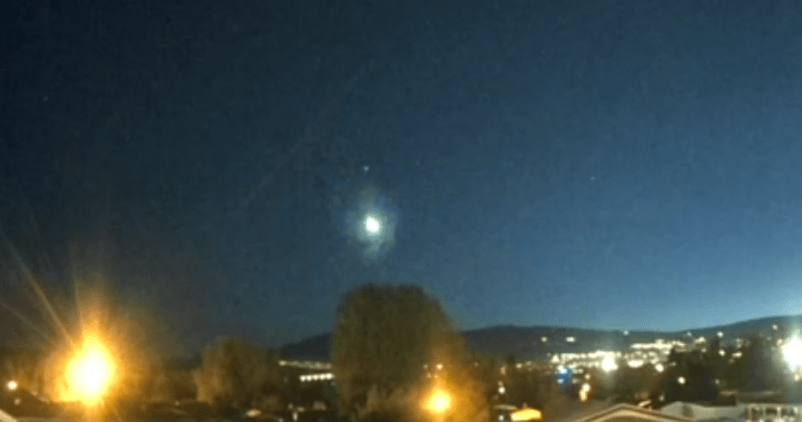 Bir meteor, Britanya Kolumbiyası’nın güneyinde gece gökyüzünü kısa süreliğine aydınlatıyor
