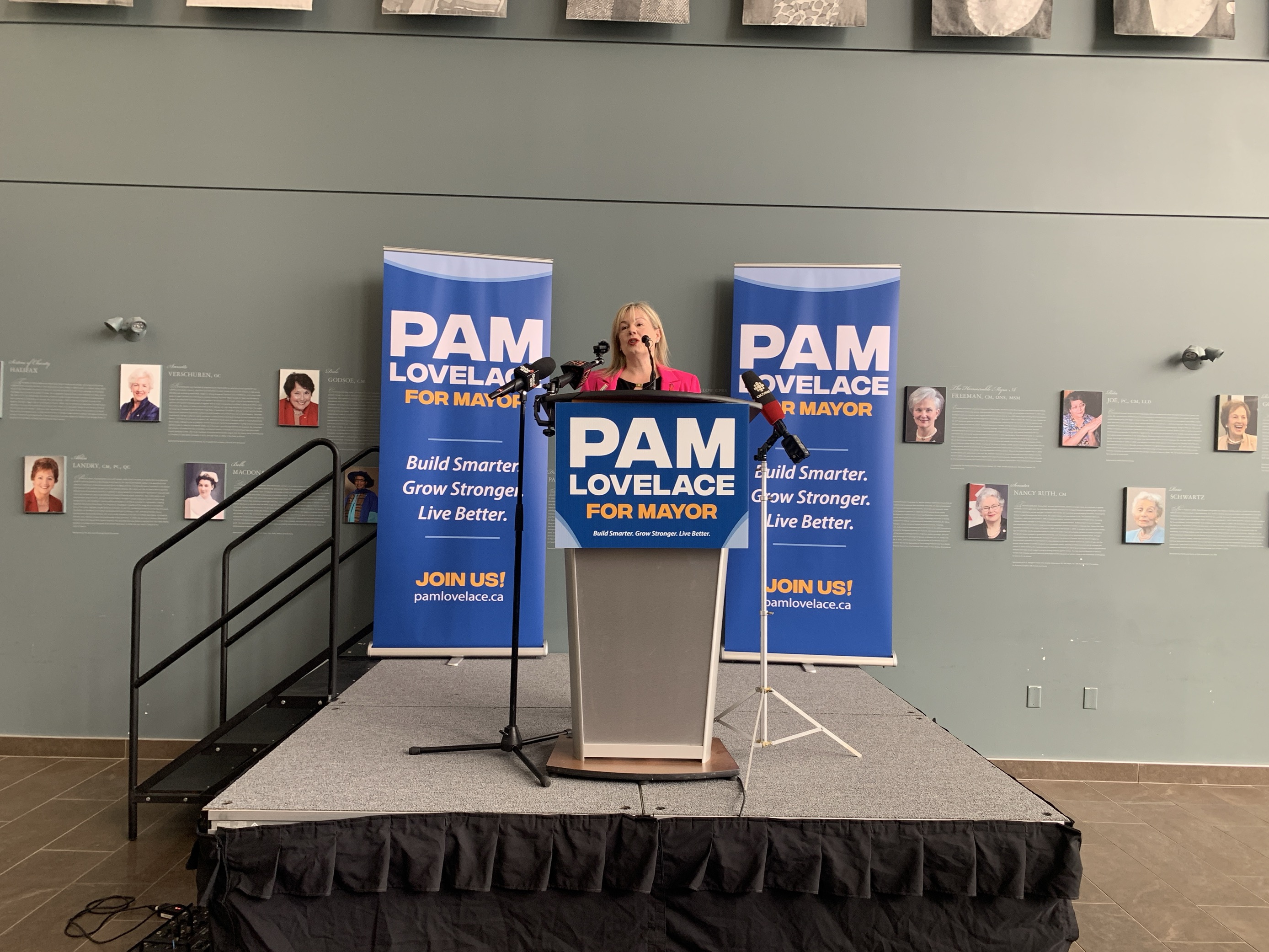 Съветникът от района на Халифакс Пам Лавлейс обяви че ще