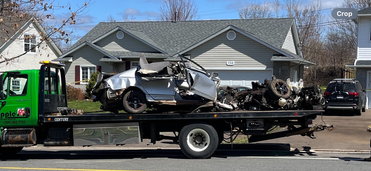 Полицията казва че двама тийнейджъри са сред загиналите при катастрофа