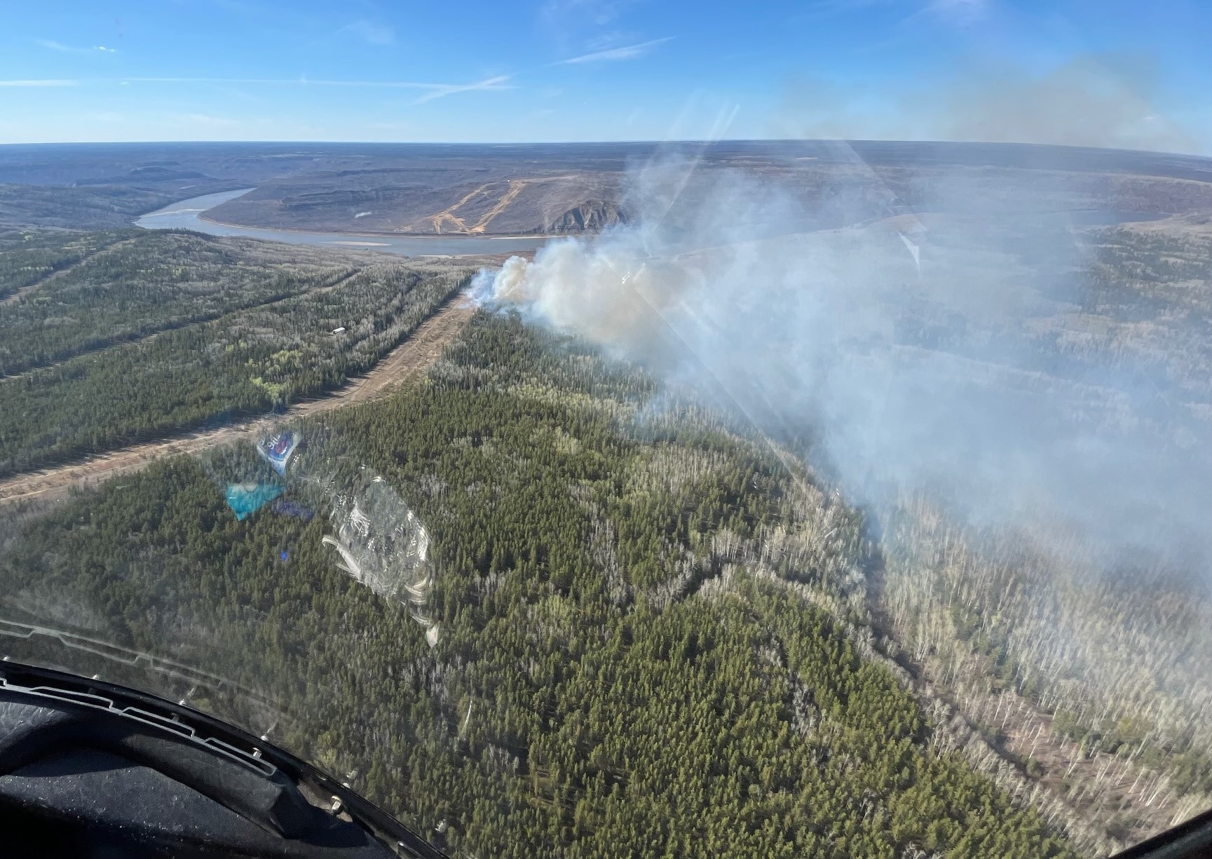 Пожарни екипи работят за овладяване на горски пожар в североизточна