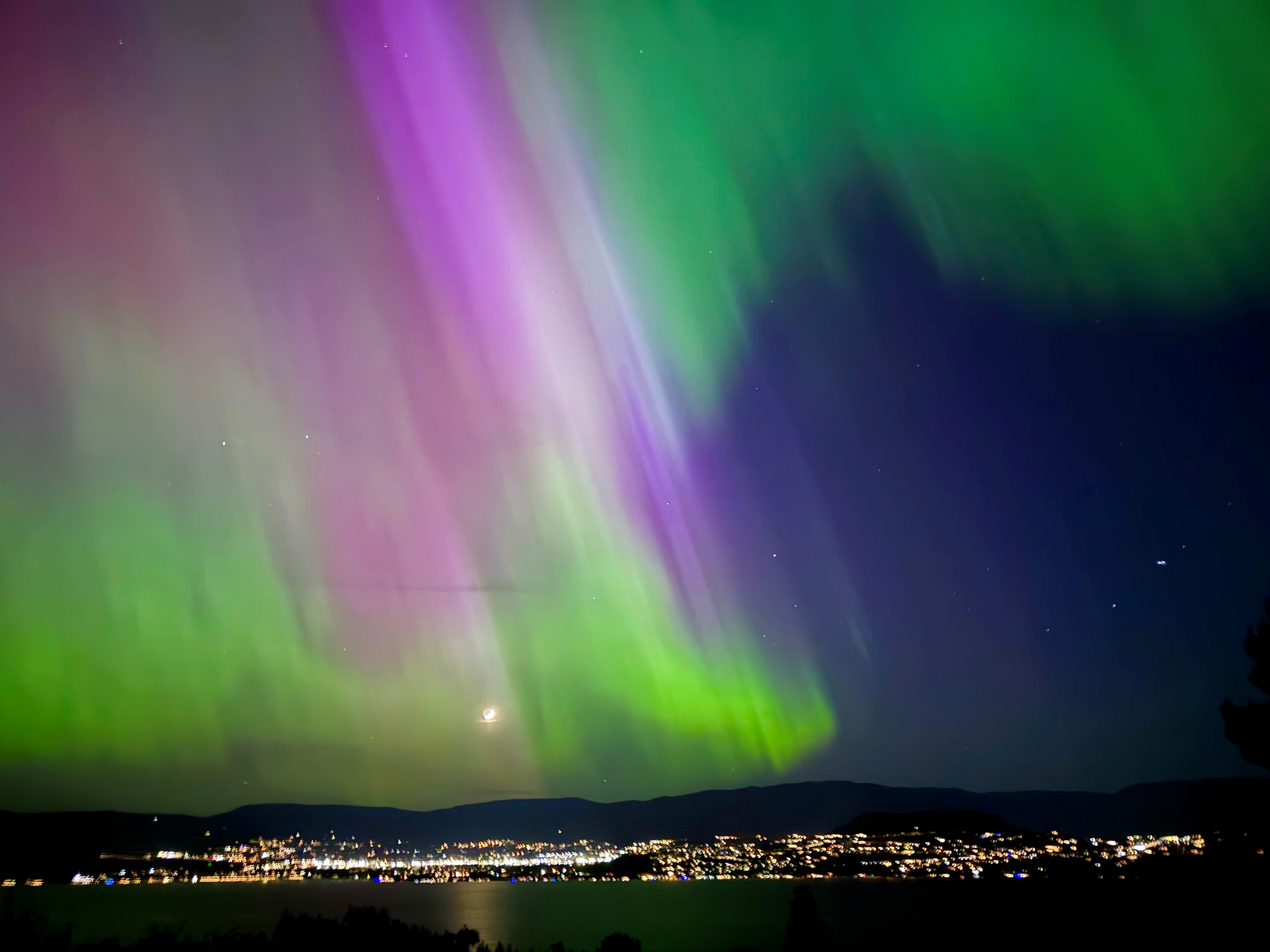 Northern lights paint brilliant display over B.C.