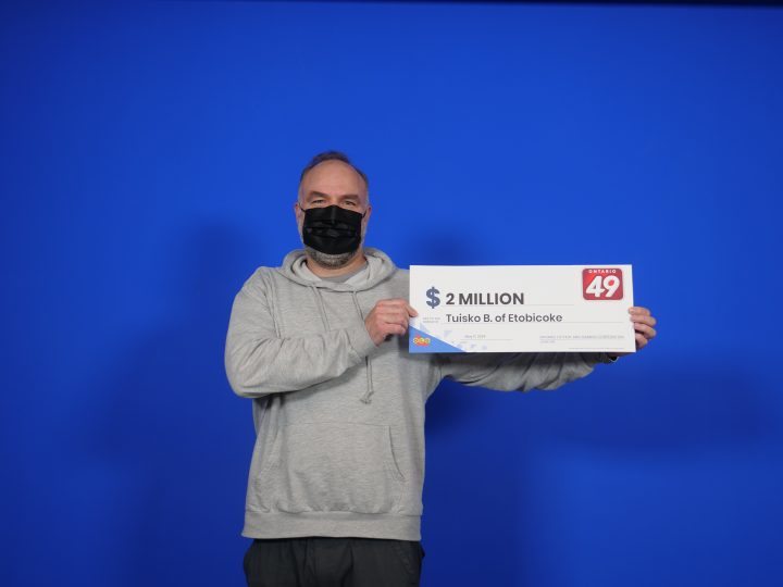 Мъж от Торонто който е играл всяка седмица в лотарията