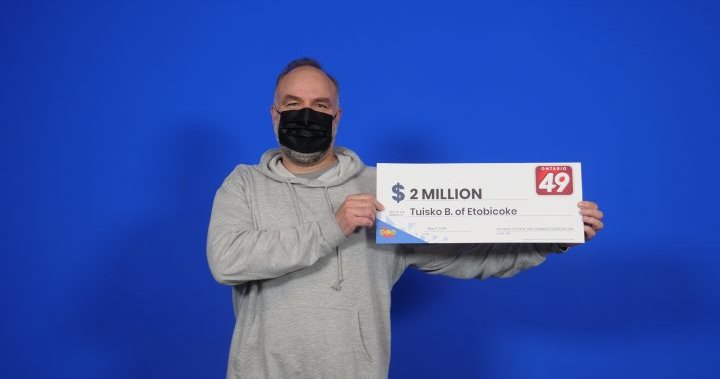 Мъж от Торонто който е играл всяка седмица в лотарията