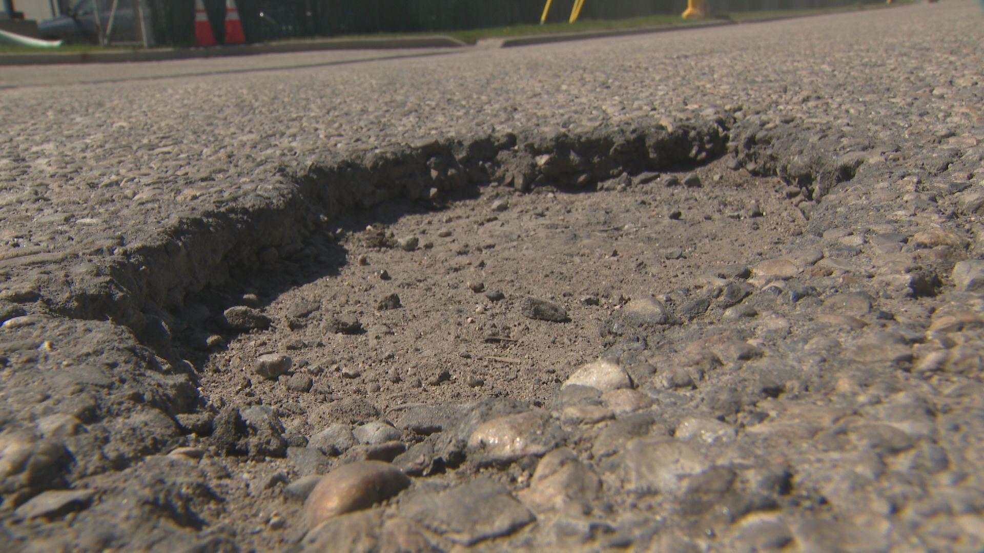 От пукнатини до дълбоки кратери много жители на Калгар казват