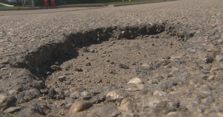 Мъж от Калгари стартира петиция за отстраняване на проблеми с дупките, измъчващи шофьорите