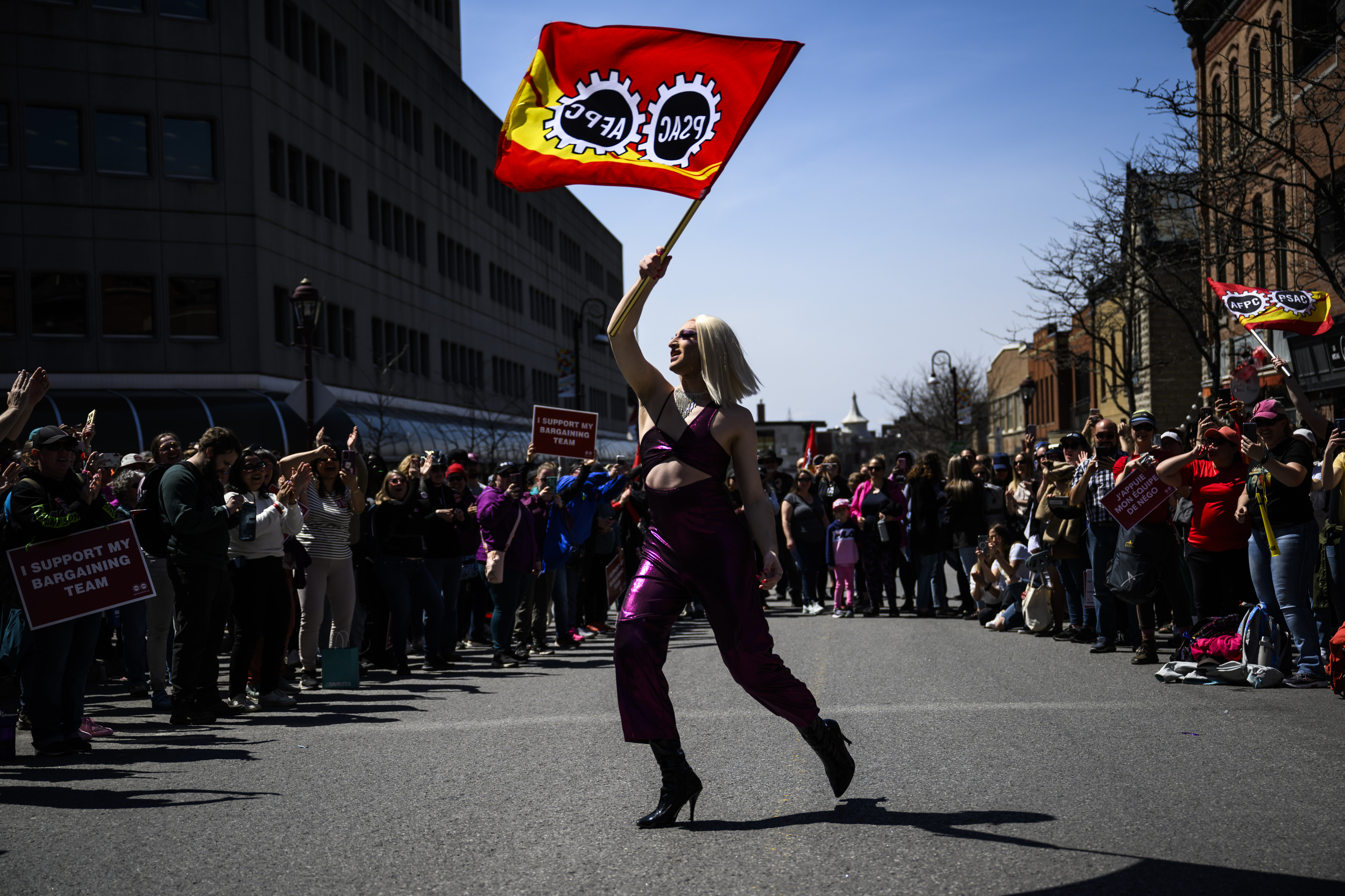 Съюзите представляващи държавните служители казват че са заслепени и възмутени