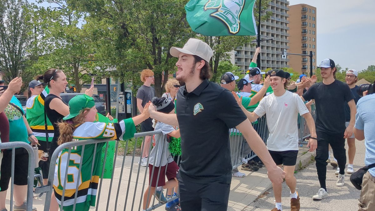 Members of the London Knights, including recently returned Landon Sim, high-fived fans before boarding the team bus to Saginaw, Mich.