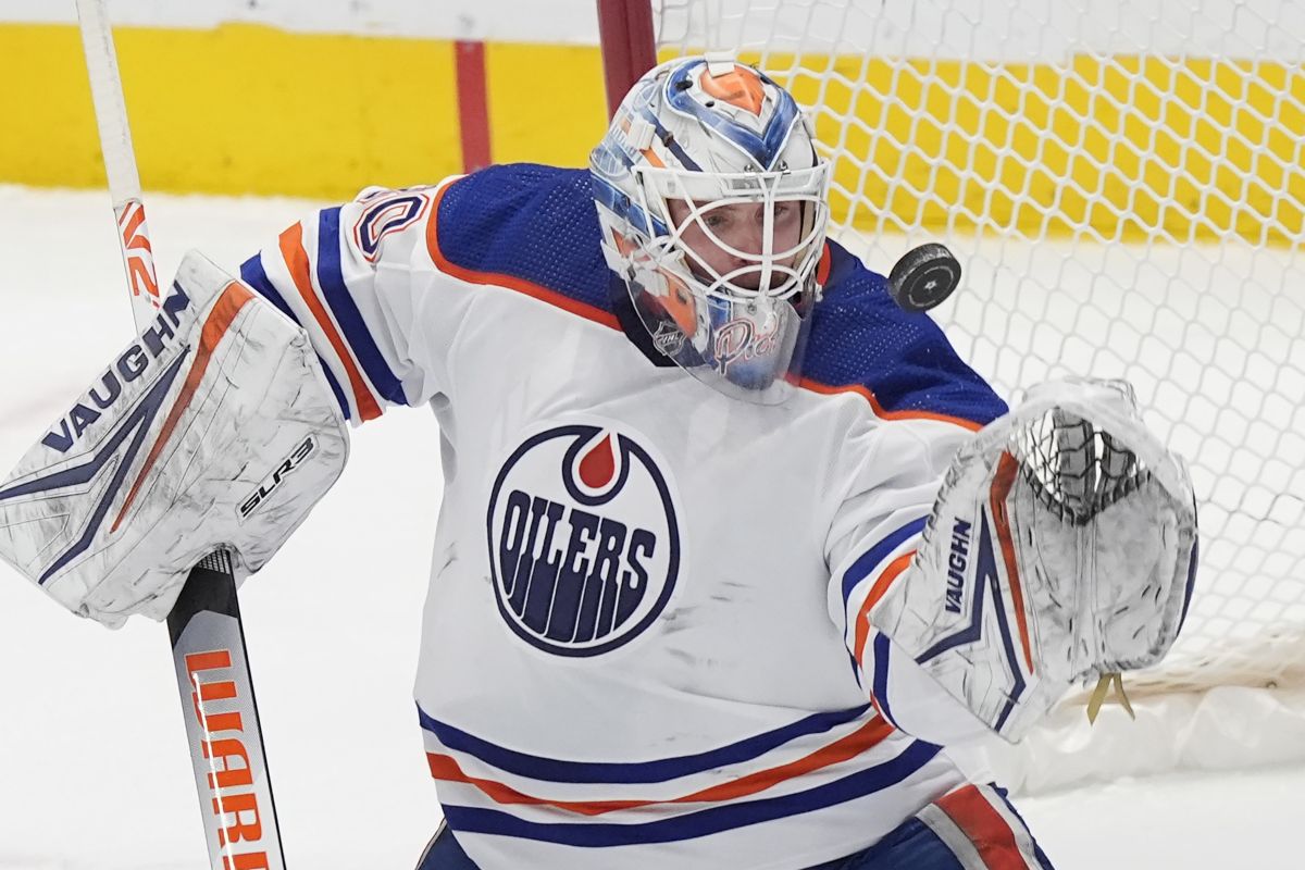 Edmonton Oilers goalie Calvin Pickard (30) defends the goal against the Dallas Stars during the second period an NHL hockey game in Dallas, Saturday, Feb. 17, 2024.