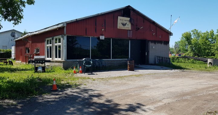 Пожарникарят на Онтарио разследва пожар в клуба на мотоциклетистите в Хейстингс