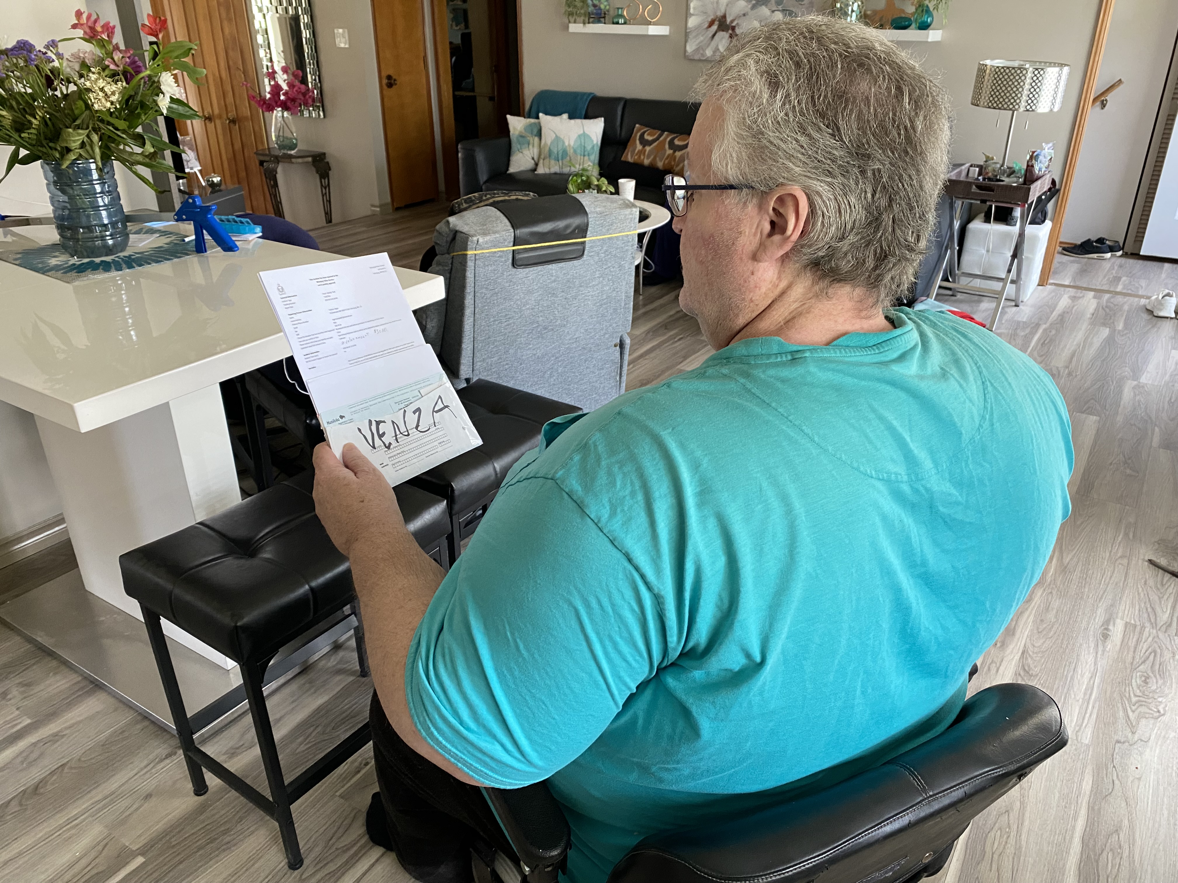 Когато Роджър Траксел предложи сутеренния си апартамент на мъж чрез