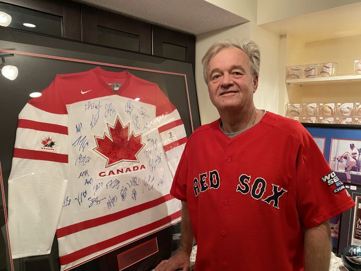 Мъж от Калгари предлага някои уникални предмети за спортни фенове