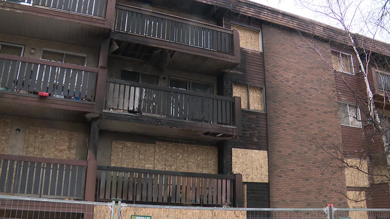 В продължение на месеци жилищна сграда в района на Стария