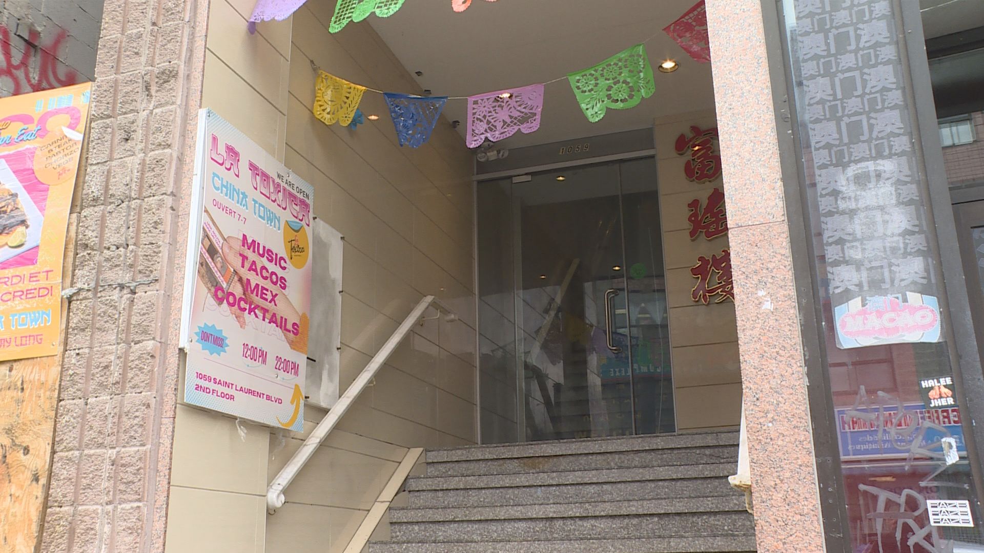 Във видеоклип разпространяван в социалните медии може да се види