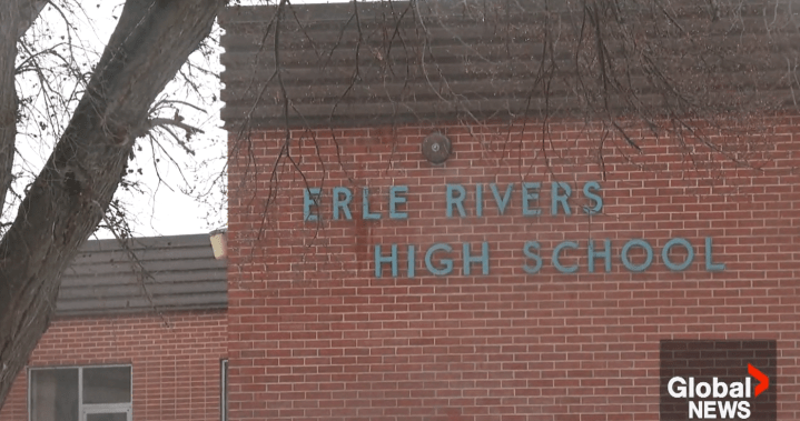 Жителите на Milk River се обединяват, за да спасят гимназията Erle Rivers от разрушаване