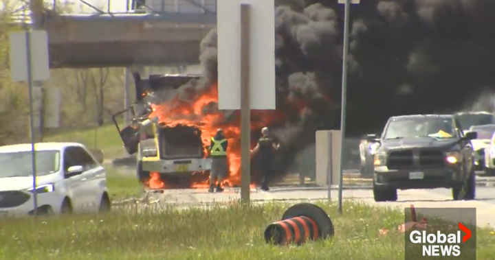 Видео показва камион, обхванат от пламъци на автомагистрала Гардинер в Торонто