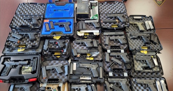 3 куфара с огнестрелни оръжия са конфискувани, след като са били контрабандно внесени от САЩ в Онтарио