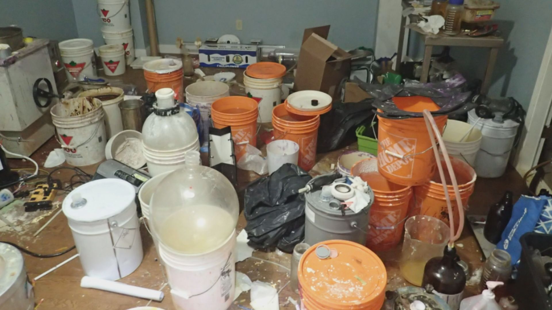 Трима мъже са обвинени във връзка с нахлуване в лаборатория