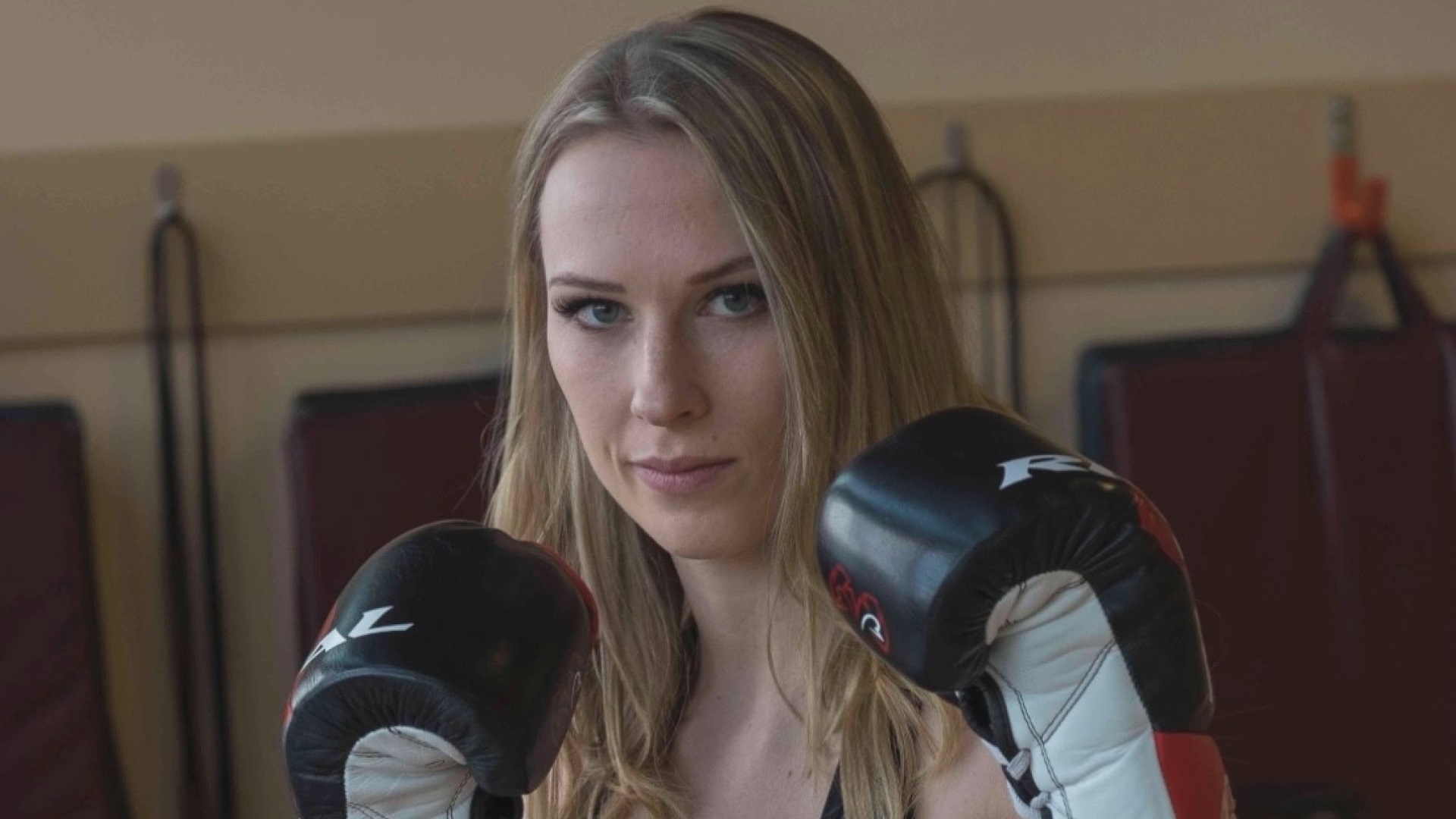 Терис Смит е педантичен счетоводител през деня и се превръща