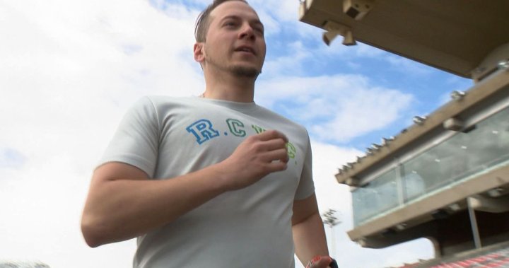 Човек, който помогна за подпомагане на войната в Украйна, е доброволец на маратона в Калгари