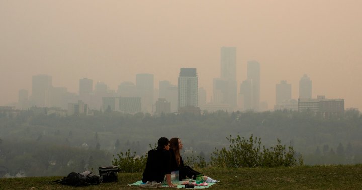Миналогодишният рекорден сезон на горски пожари принуди канадците да се