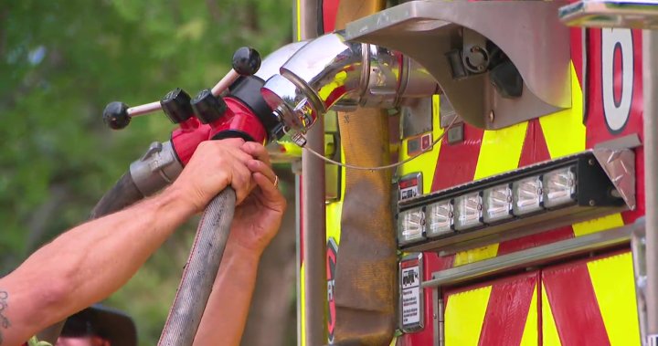 Пожарникарите получават специално обучение за борба с горски пожари в близост до градските общности