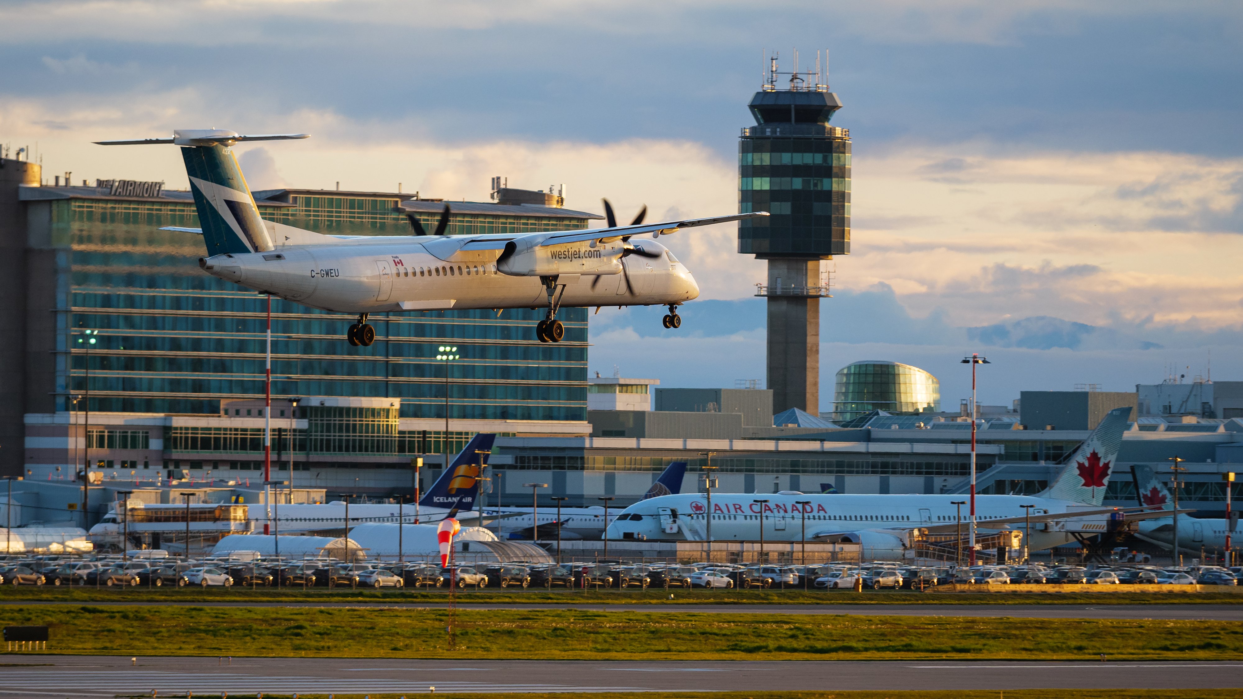 Higher airfares, customer complaints fuelling study into Canada's airline sector - National - Vimarsana News