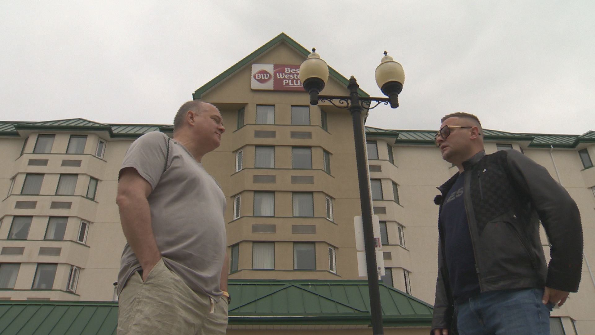 Евакуираните жители на жилищна сграда в Уинипег все още търсят