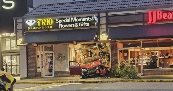 Кола се вряза в магазин за цветя в Park and Tilford в Северен Ванкувър