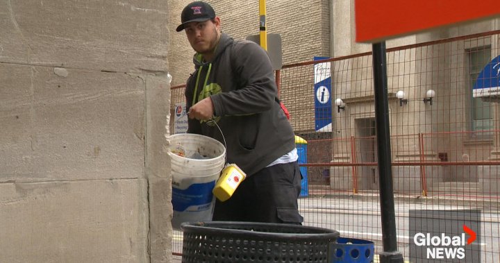 Екипът на Regina Downtown Clean почиства, за да осигури приветлива среда