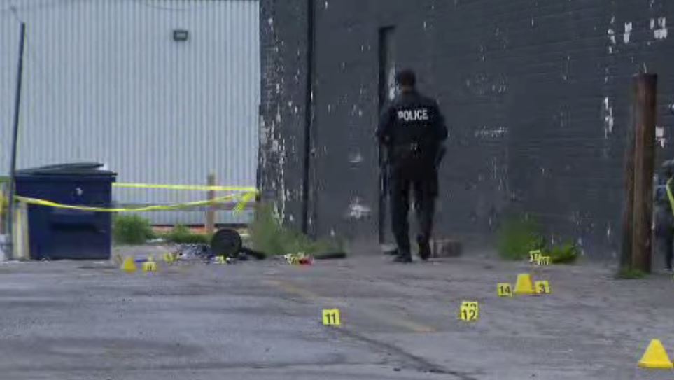 Полицията в Торонто съобщи че двама души са с тежки