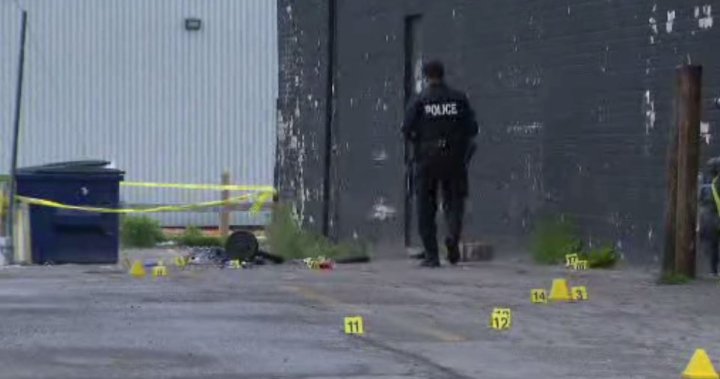 Полицията в Торонто съобщи че двама души са с тежки