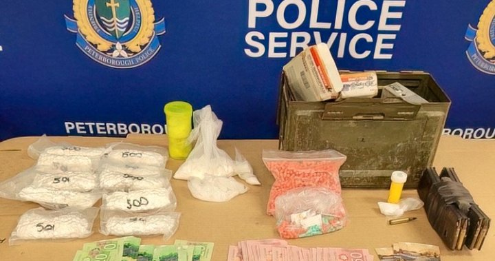 3-ма арестувани след изземване на наркотици, хапчета и амуниции в резиденции в Питърбъро