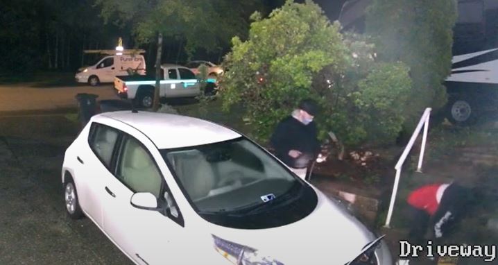 A B C собственик на електрическо превозно средство предупреждава другите след