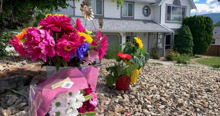 Цветя се натрупват пред дома на жена от Върнън Британска