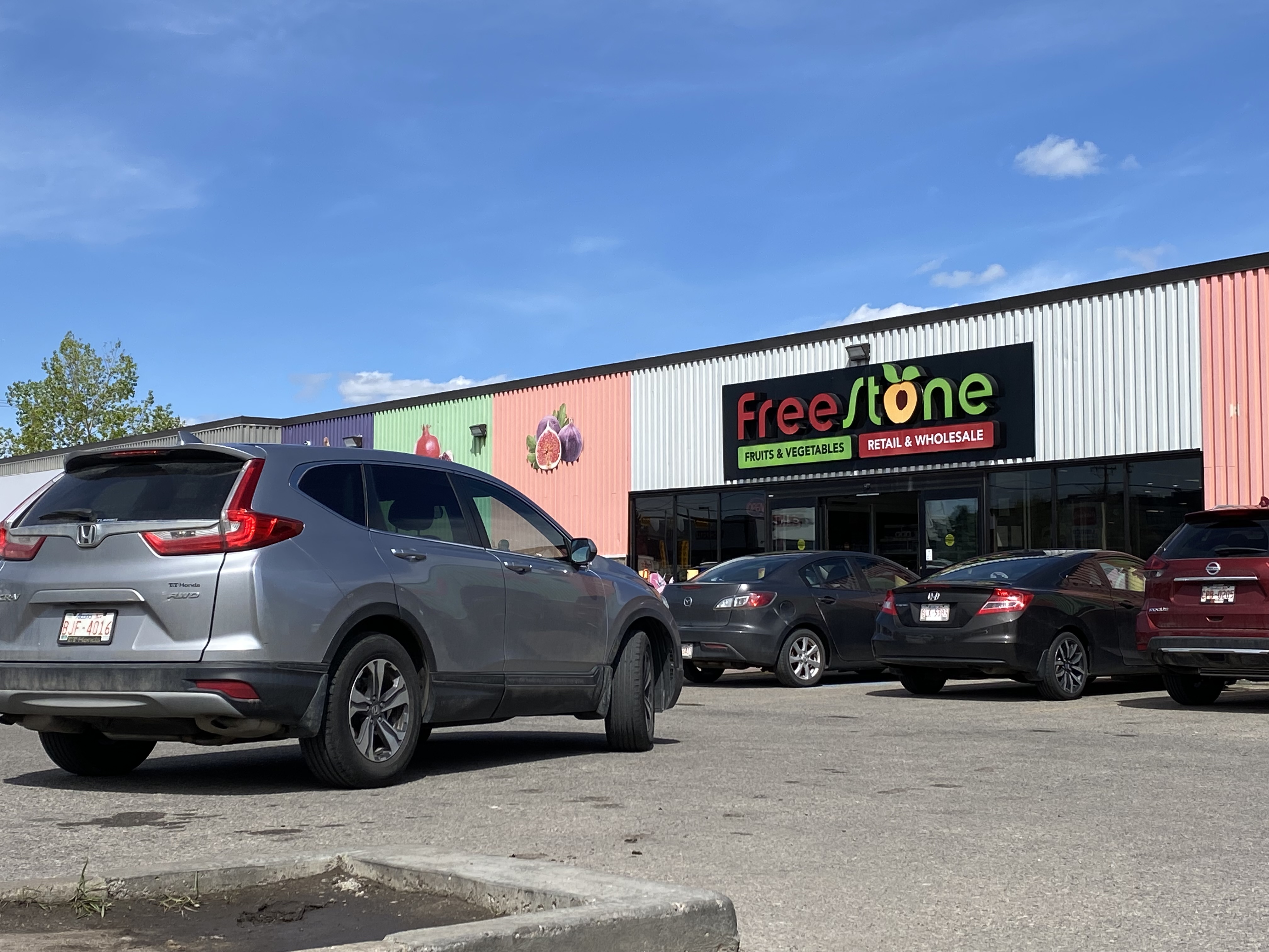 Много популярен и натоварен бакалин продаващ продукти с отстъпка в