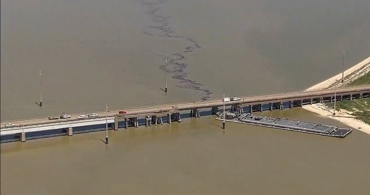 Шлеп разлива петрол в Тексас, след като се удари в мост, причинявайки частично срутване