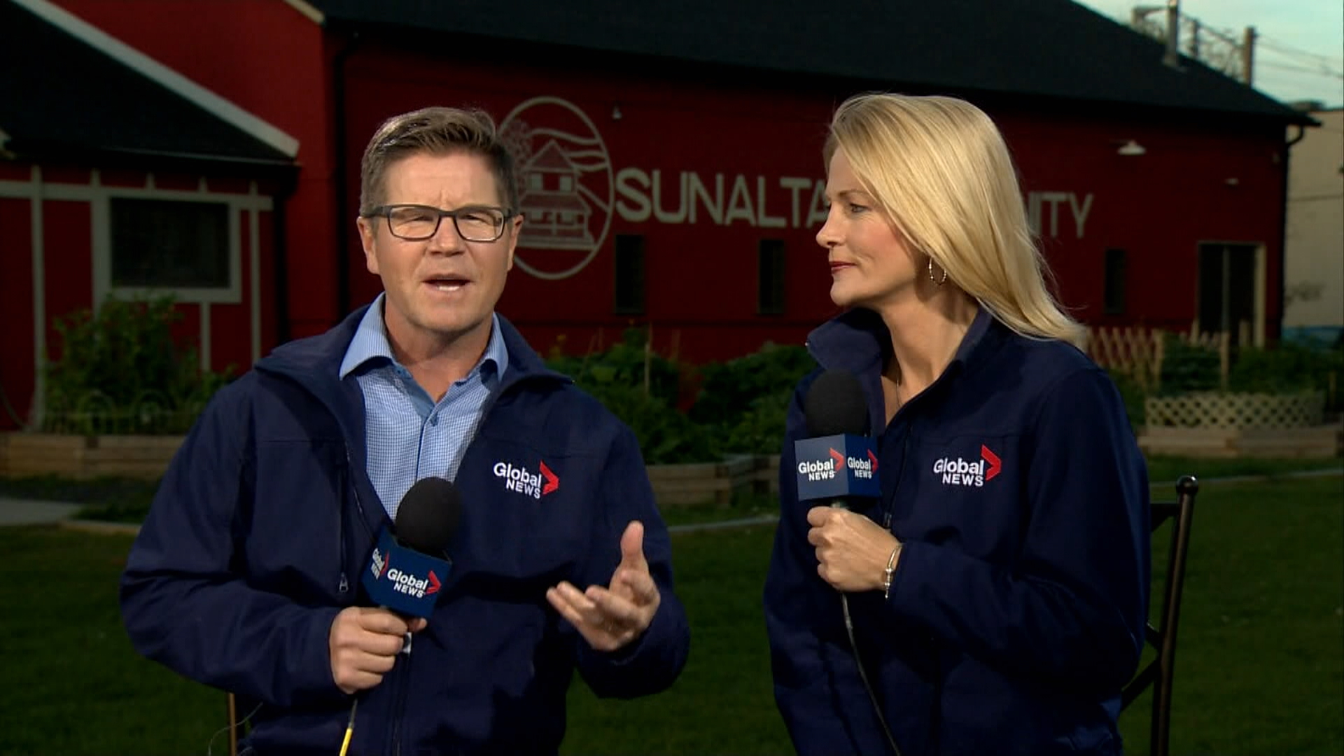 Бившият водещ на новини Global Calgary Горд Gillies получава почетна