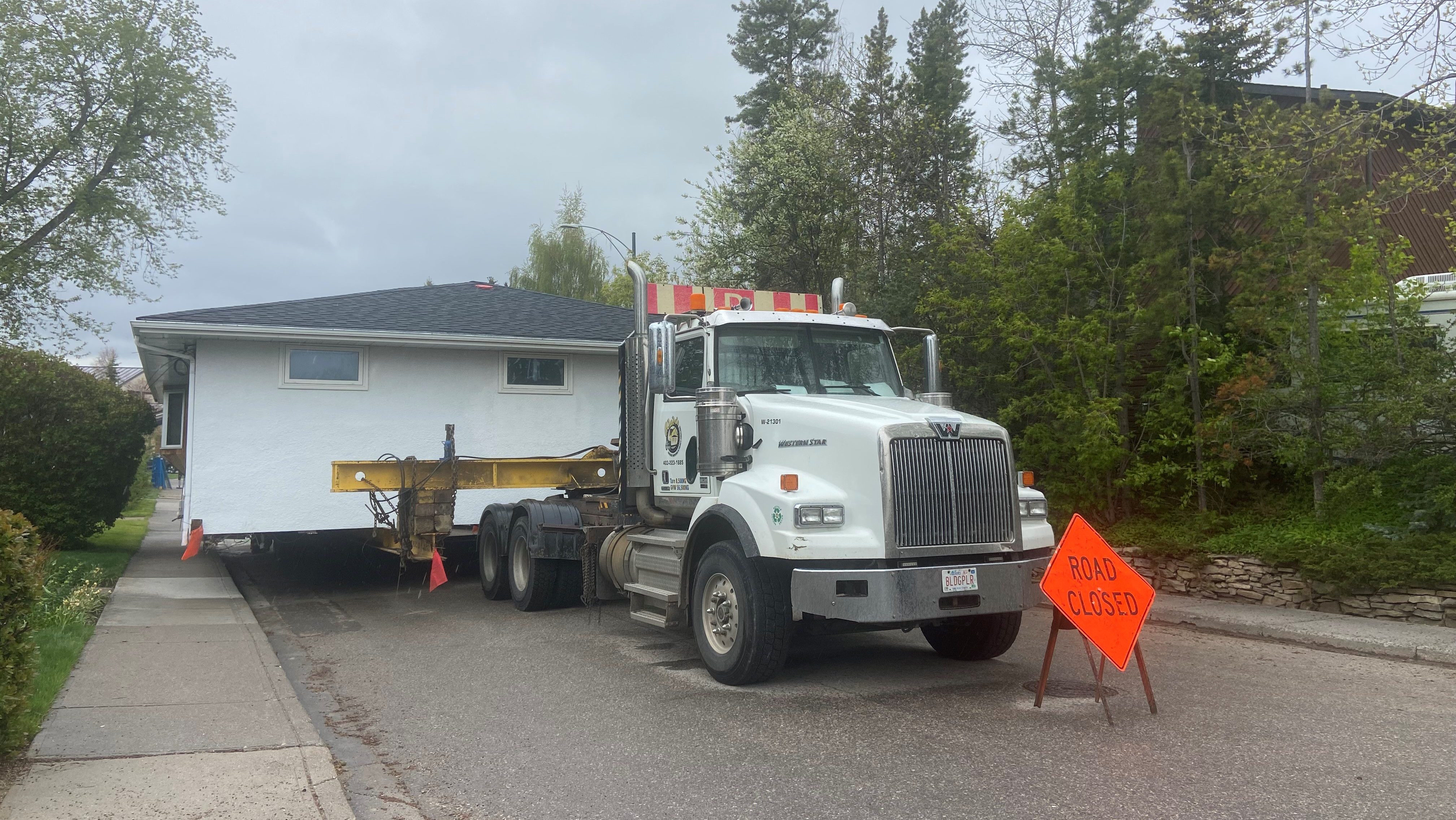 Къщите се разрушават в целия град в Калгари за да