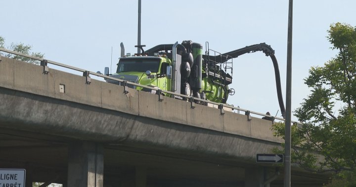 Камион изгоря в пламъци, затвори скоростната магистрала Metropolitan в Монреал за 10 часа