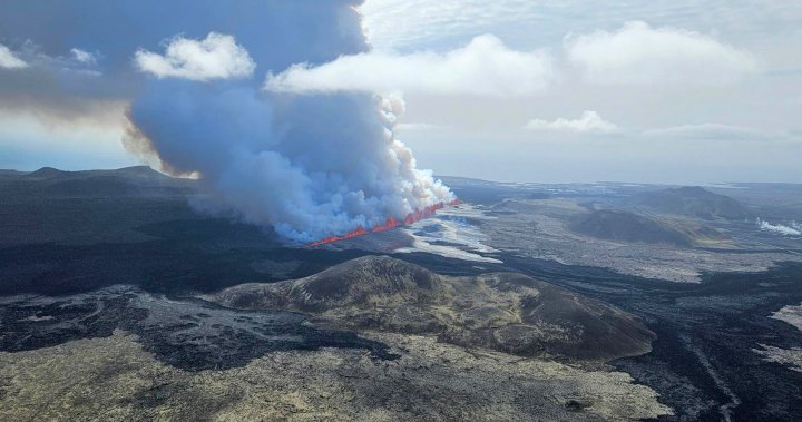 Вулкан в югозападна Исландия изригна в сряда изхвърляйки червени потоци