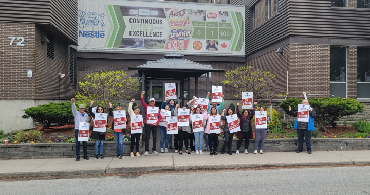 Стотици работници на Nestle напуснаха работа в Торонто в неделя, след като