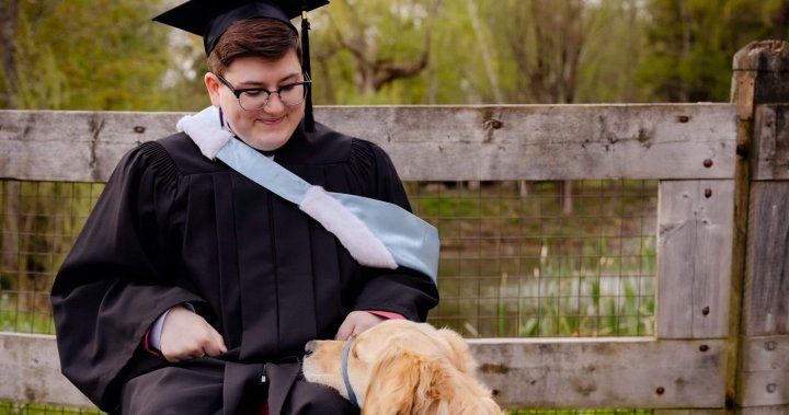 Докато завършилите университети в Канада празнуват постиженията си, един дипломиран