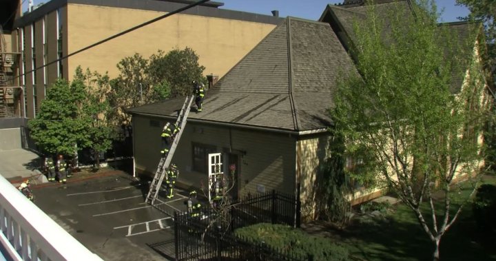 „Наистина тъмен дим“: Пожар нанася щети на историческа църква в Камлупс 