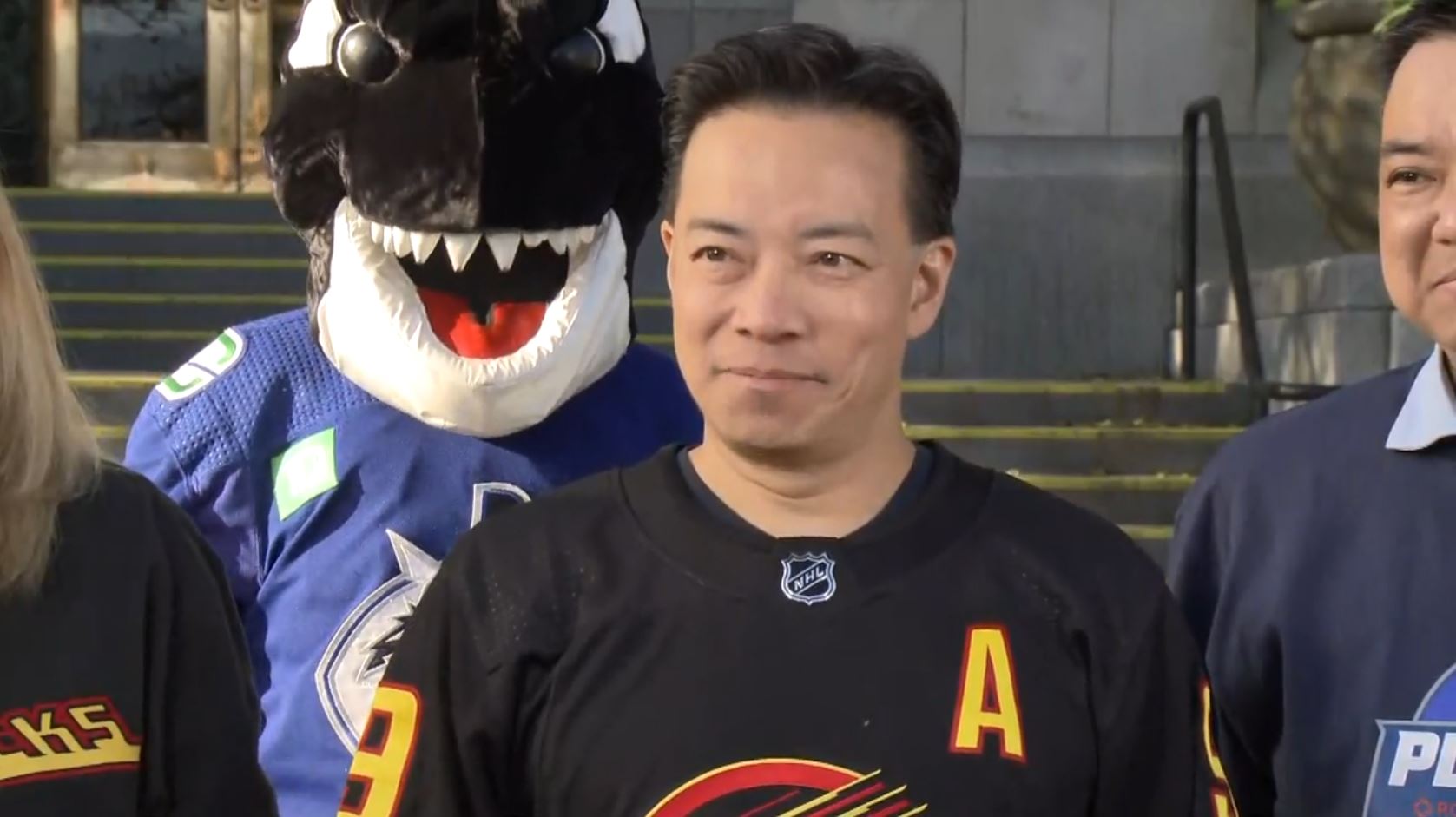 Кметът на Ванкувър Кен Сим се обърна към обществеността в