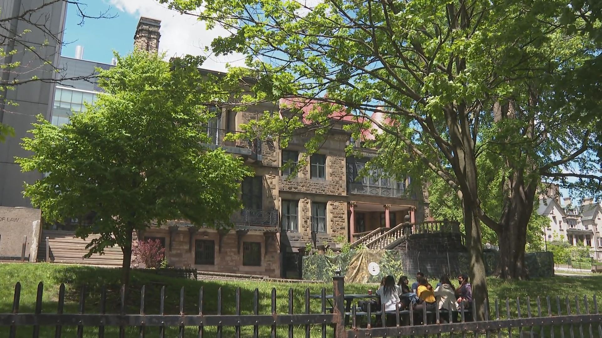 Изминаха 30 дни откакто професорите от юридическия факултет на университета