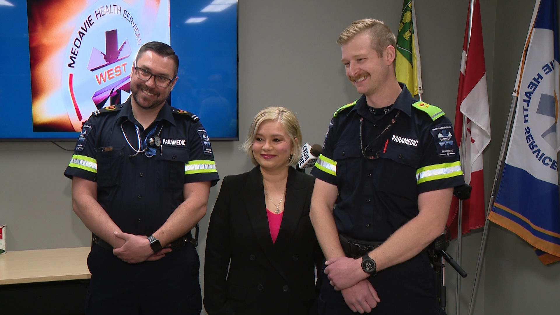 Жителка на Саскатун благодари на парамедиците във вторник след като