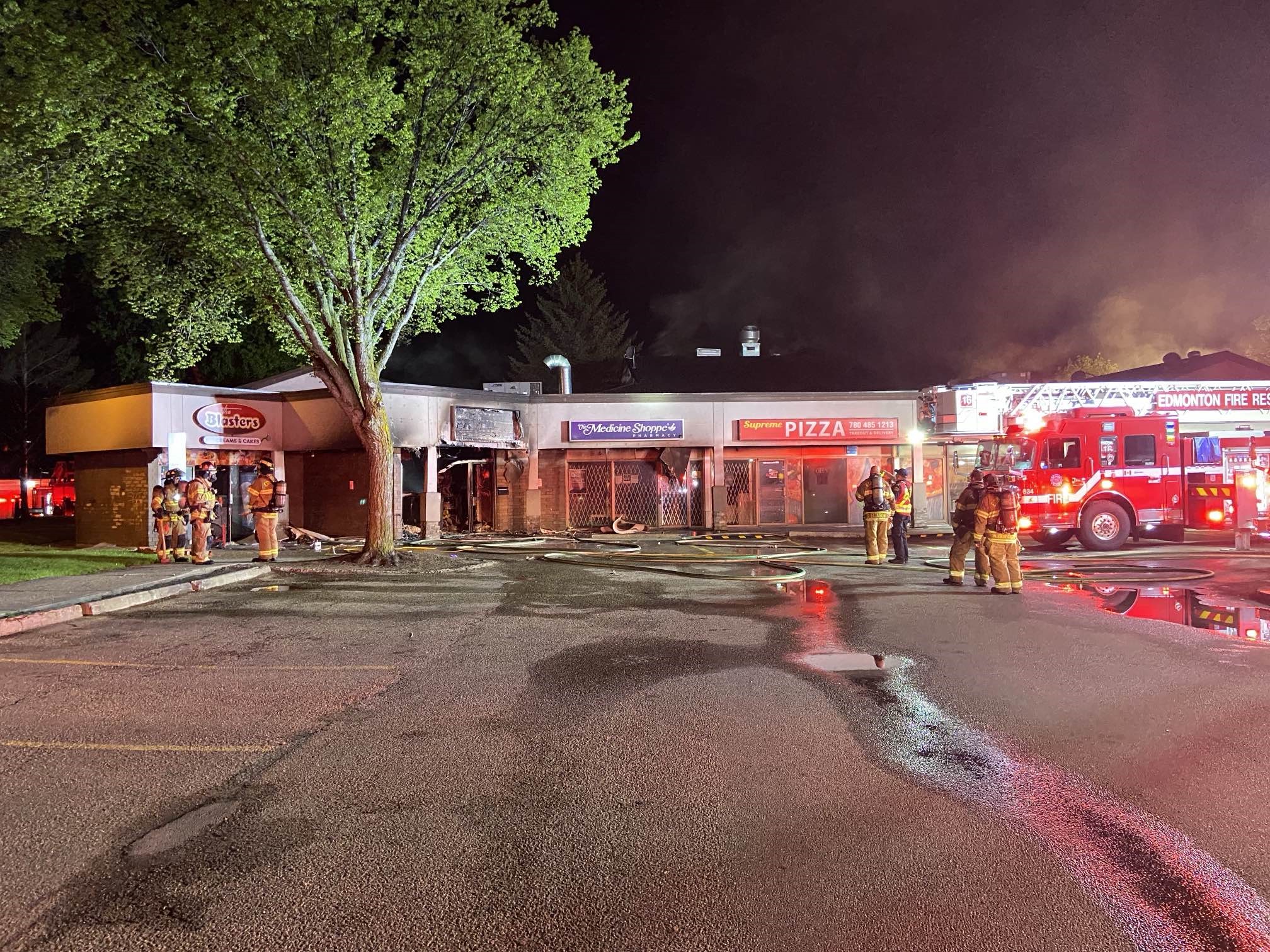 Пожарни екипи останаха на мястото на пожара в понеделник сутринта